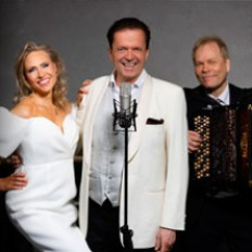 Lauantain toivotut: Jyrki Anttila, Anu Kosonen, Petri Ikkelä Lauantain toivotut: Jyrki Anttila, Anu Kosonen, Petri Ikkelä image