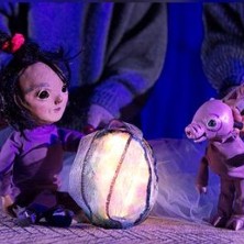 Näkymätön reppu -nukketeatteriesitys