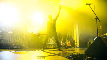 PETER HOOK & THE LIGHT Perform 'Get Ready' + NEW ORDER & JOY DIVISION