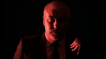 Anden i Glaset: Den Röda Showen image