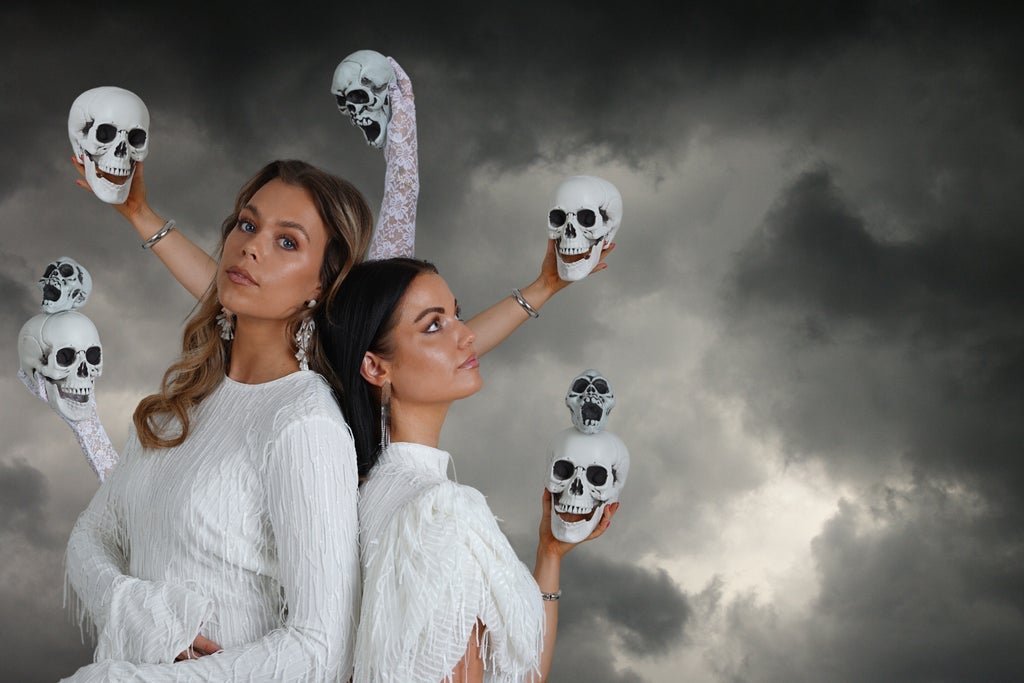 Mathilda och Andrea - Skelett i garderoben