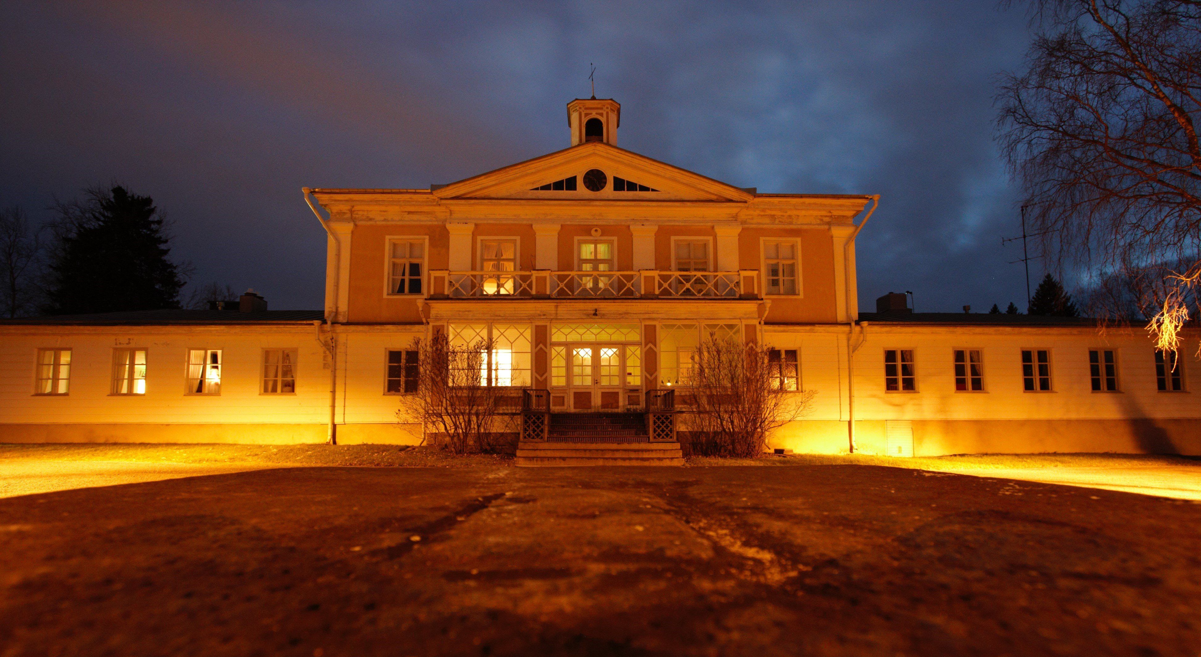 FT Teppo Ylitalon luento: KylÃ¤n kohoralla komiasti