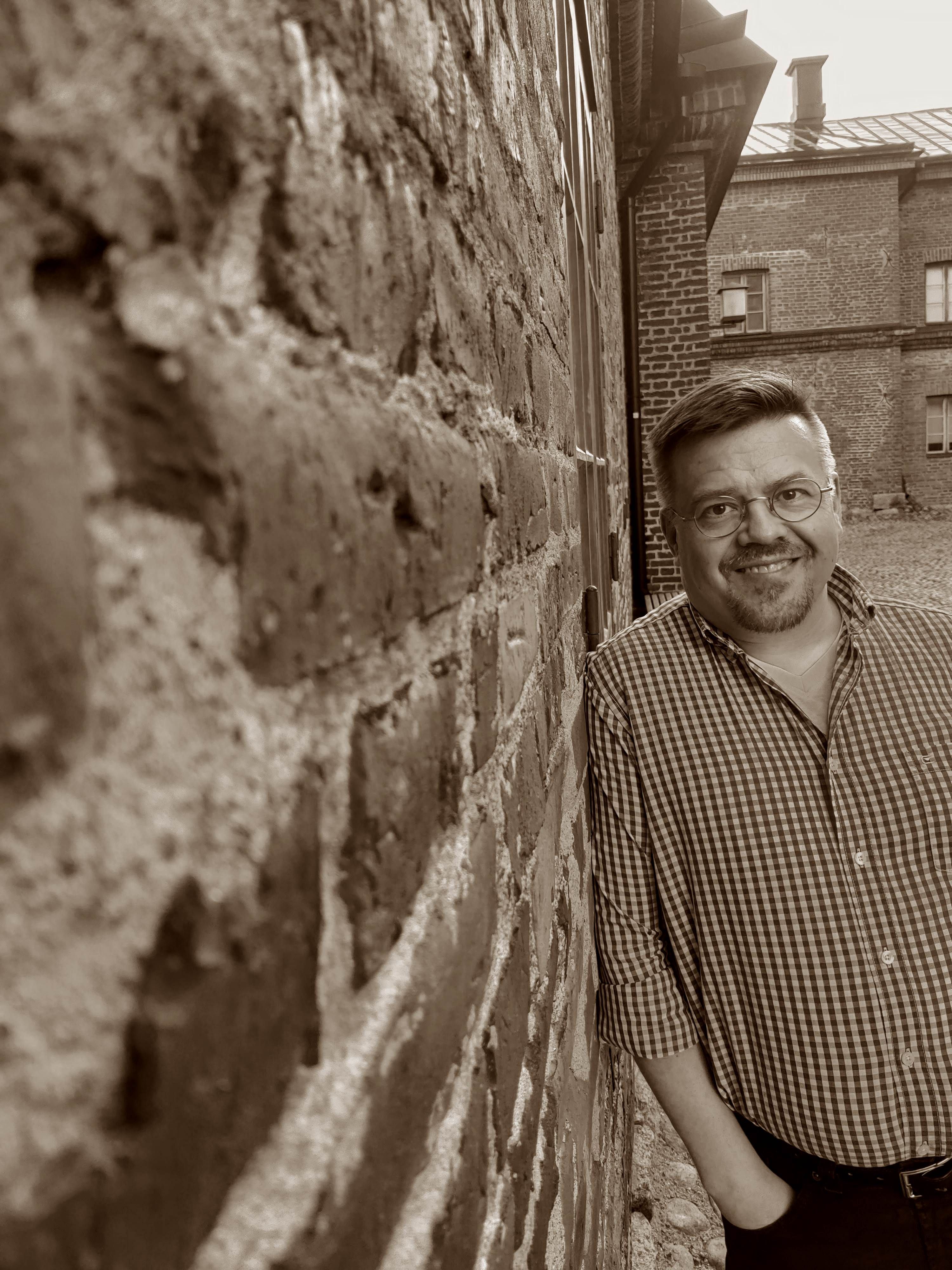 FT Teppo Ylitalon luento: KylÃ¤n kohoralla komiasti