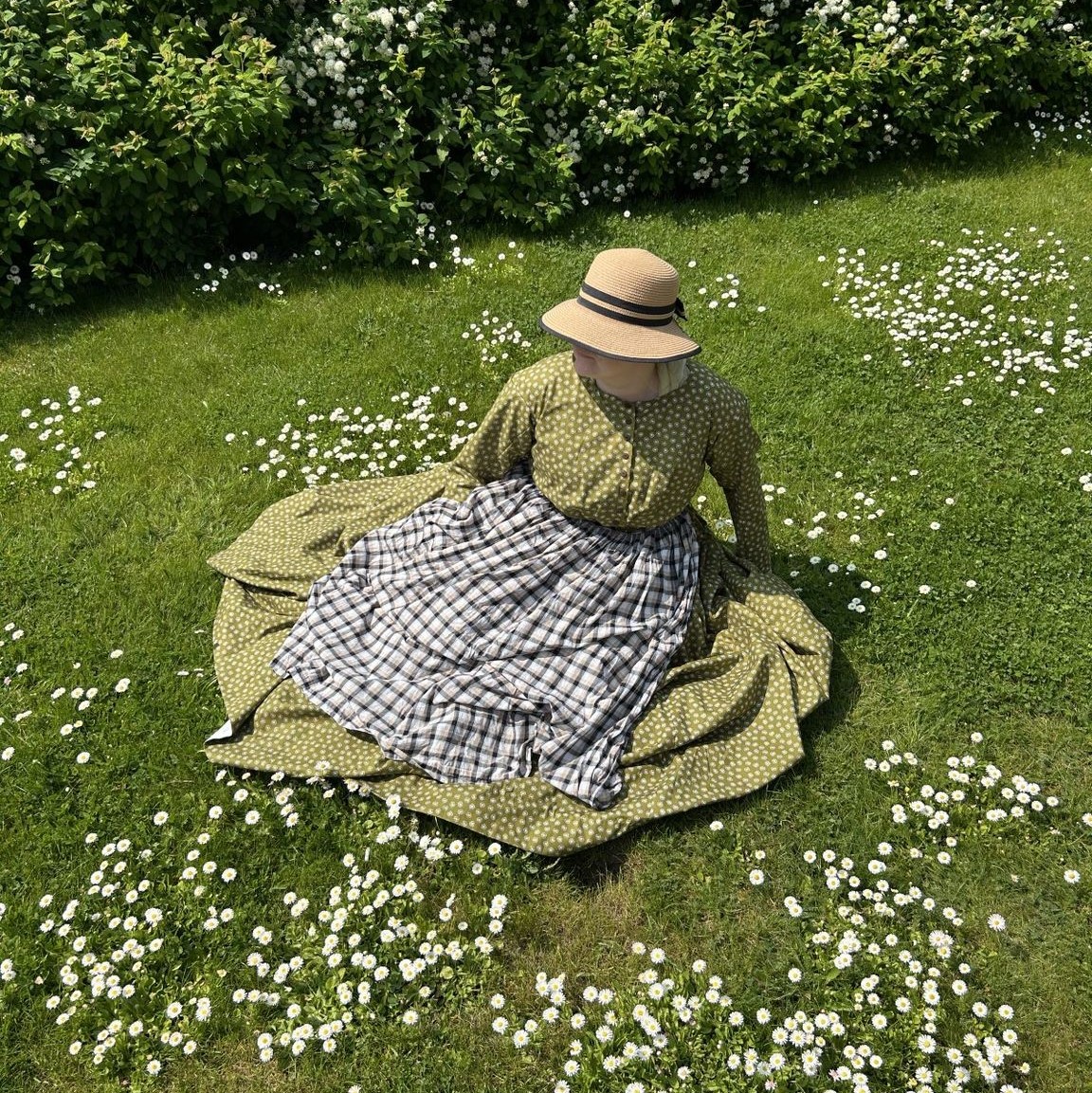 EsitelmÃ¤: Kurkistus porvarisrouvan garderoobiin: naisten pukeutuminen 1810-1870