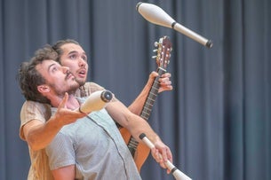 Four hands: Cirkusföreställning