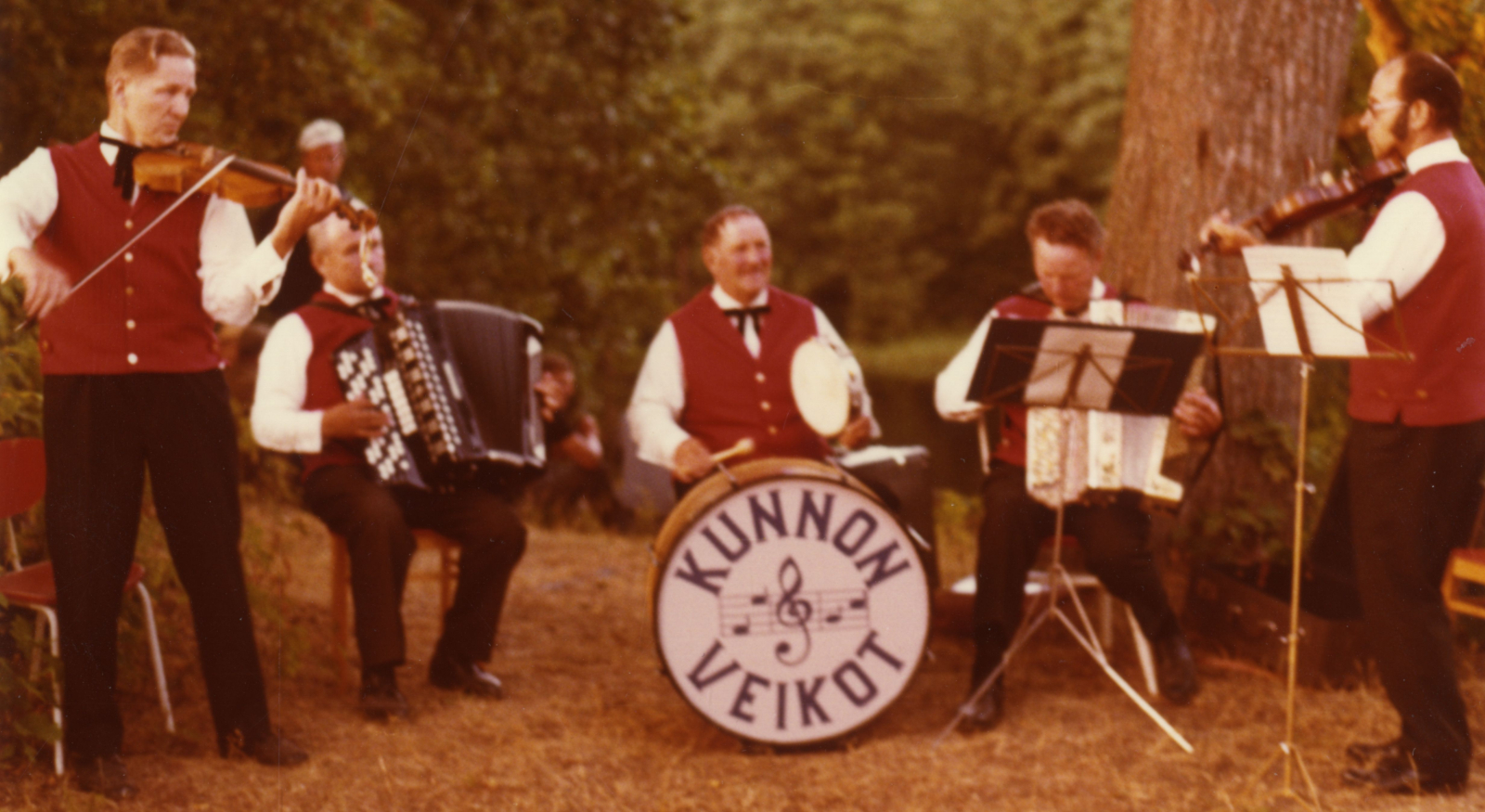 ElÃ¤vÃ¤ maisema. Tammio ja Kuorsalo taiteilijoiden kuvaamana