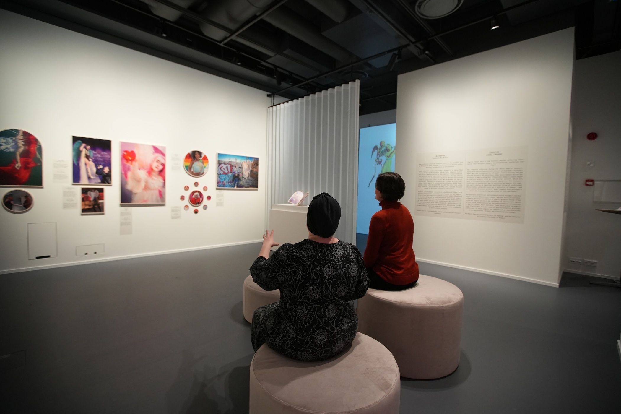 Keskusteleva opastus enkelimielikuvista