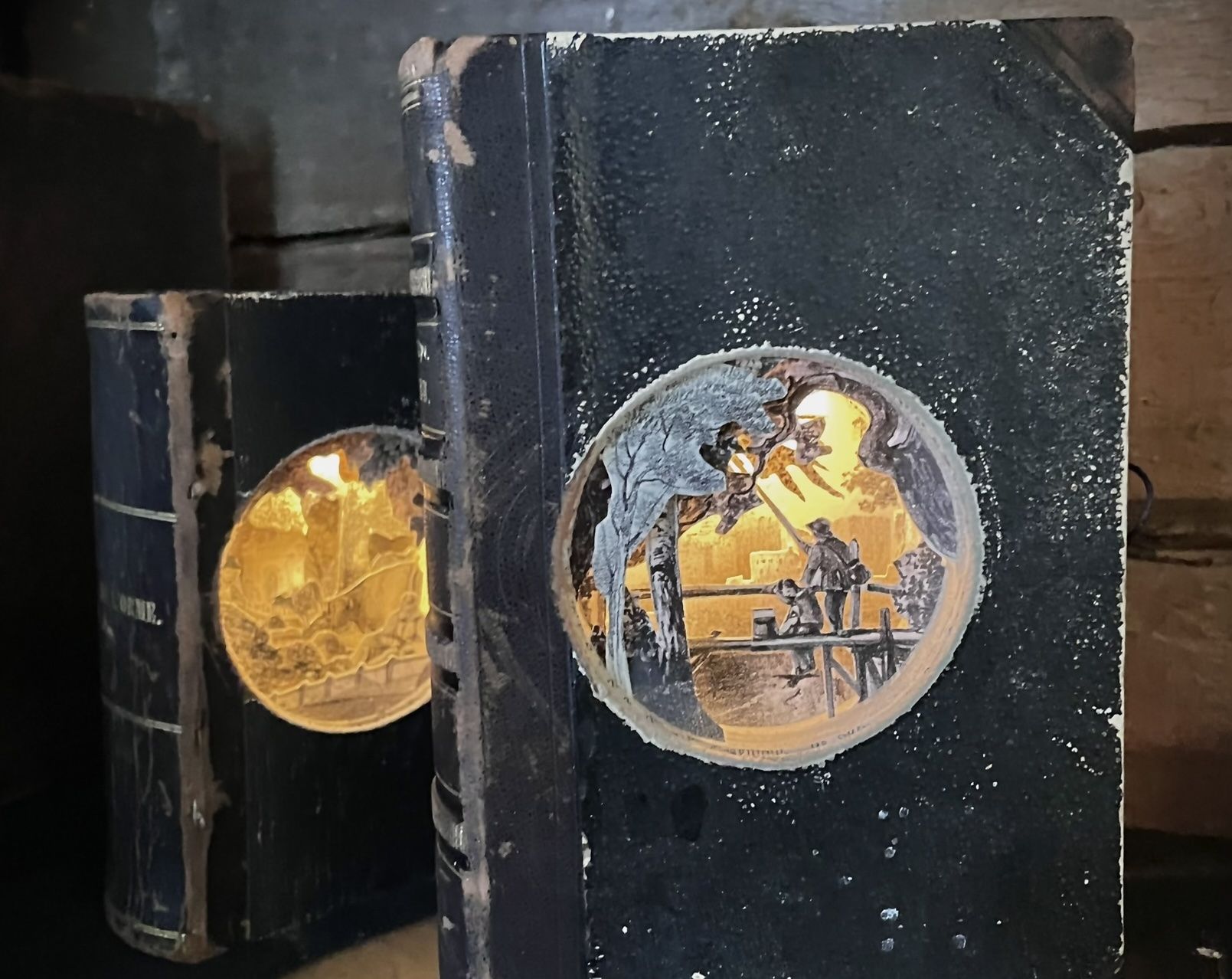 "NÃ¤kymiÃ¤" - Katri Oikarisen kierrÃ¤tyskirjataidetta