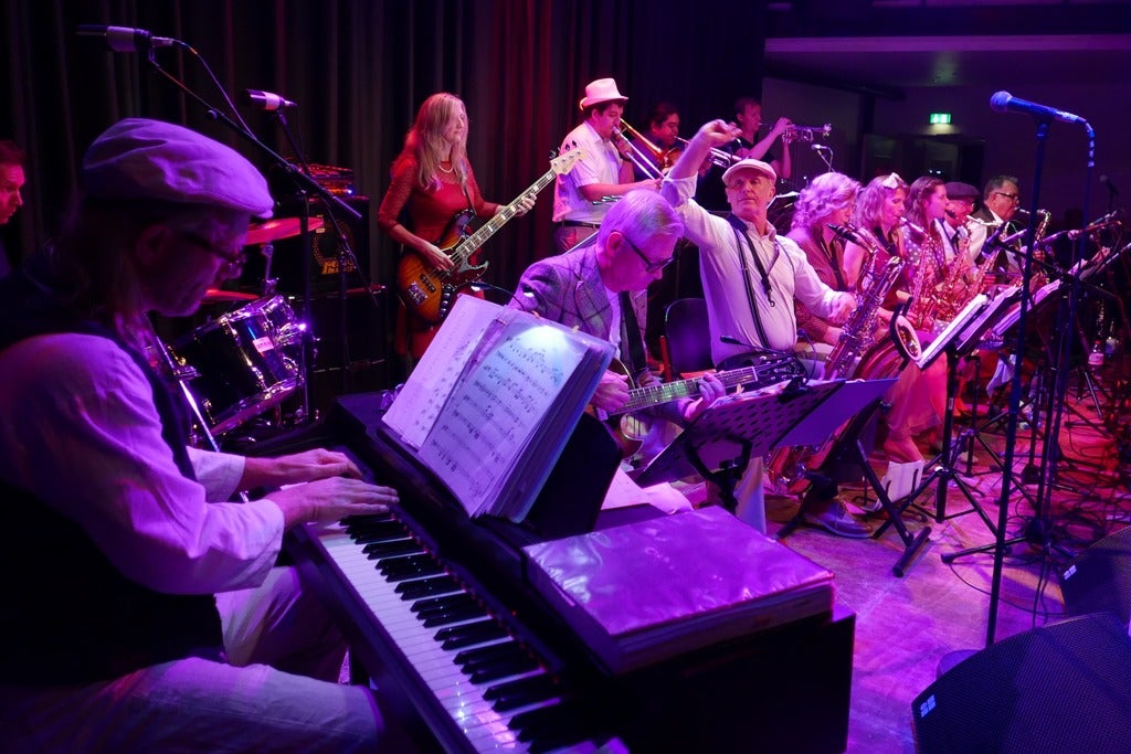 SHINY´S BALLROOM - LOLA SWINGT!