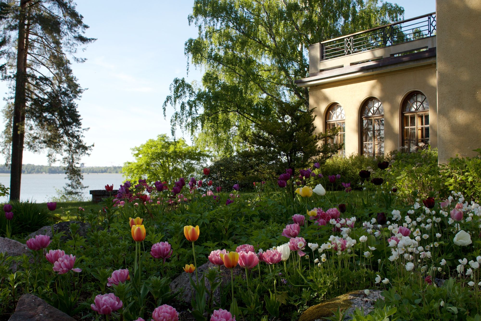 Huonekalutaidetta ja puutarha-arkkitehtuuria 1920â1940-luvuilla