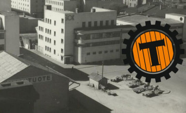 Men On The Moon plays REM